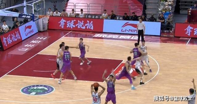  篮球裁判严格执法，公平竞赛保障进行