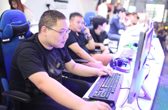  电竞主播转型教练，双重身份创佳绩