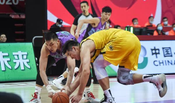  球星慈善赛温暖开踢，爱心捐款突破纪录  