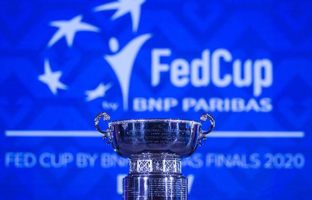  电竞团队默契配合铸就冠军奖杯